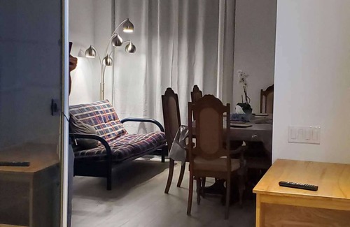 Concord Apartment | 2 beds with 2 computer desks and bathroom near subway Vaughan buses terminal