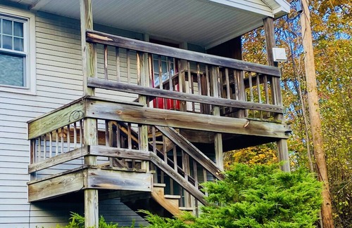 Manchester Center Apartment | 2 block walk to Manchester shops! Short drive to slopes! Pet friendly.