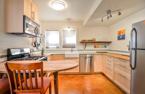 Sellwood-Moreland Apartment | 2 blocks to cafes &shops in SE Portland's Sellwood neighborhood