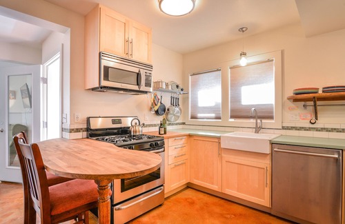 Sellwood-Moreland Apartment | 2 blocks to cafes &shops in SE Portland's Sellwood neighborhood