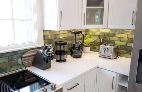 Littleton House | 2 blocks to Main St Littleton 🌻 Garden 🐾 Fenced Yard 🌲 Zero Cleaning Fee!