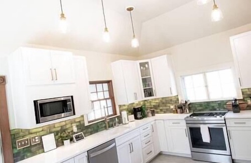 Littleton House | 2 blocks to Main St Littleton 🌻 Garden 🐾 Fenced Yard 🌲 Zero Cleaning Fee!