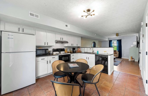 Williamstown Apartment | 2 BR 1.5 Bath Retreat/Sleeps 7/3 Miles to Ark!