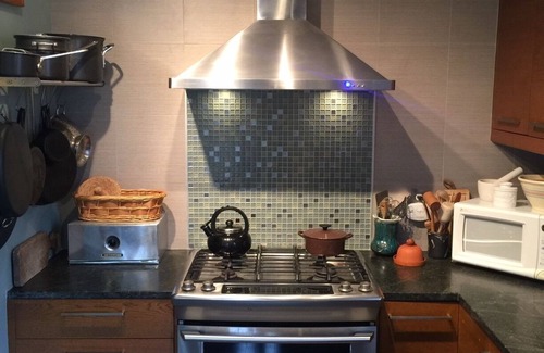 Cleveland Heights House | 2 Br/1Bath Bright-Spacious Flat 2 blks from Lake Merritt, 10 m walk to Bart