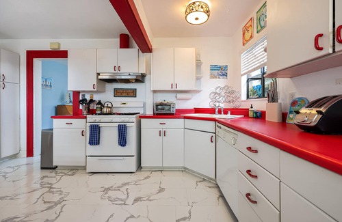 Townsite House | 2 br, 2 bth, fully fenced home - The Sunnyside Up Beach Cottage