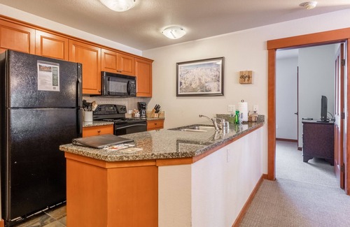 Mammoth Lakes Condo | 2 BR 2BA Luxury Condo in The Village Lodge, Grand Sierra Lodge, STEPS to Gondola