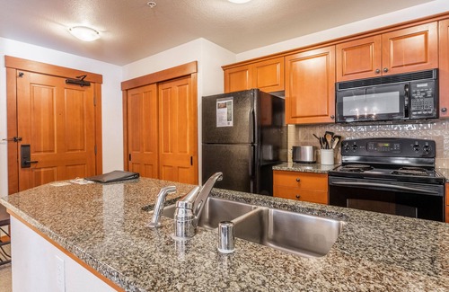 Mammoth Lakes Condo | 2 BR 2BA Luxury Condo in The Village Lodge, Grand Sierra Lodge, STEPS to Gondola