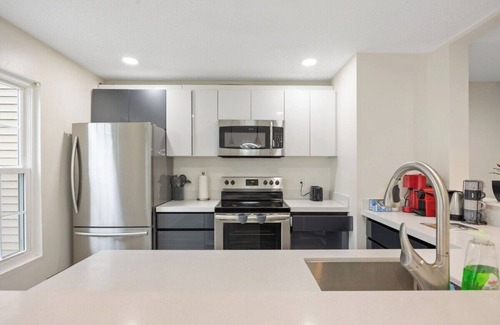 Reston House | 2 BR Bright Chic DC20min, IAD 10 min, Metro