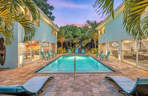 Siesta Key House | 2 Br Paradise Suite Walk To Beach, Pool, Hot Tub