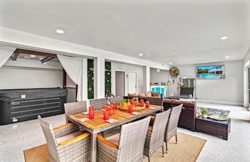 Siesta Key House | 2 Br Paradise Suite Walk To Beach, Pool, Hot Tub