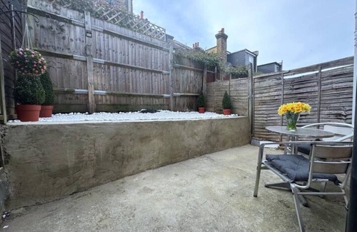 West Norwood House | 2 BR | Parking| Garden| Contractors welcome| Near West Norwood Station| sleeps 5