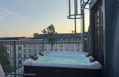 Mitte Apartment | 2 BR Penthouse Loft - WHIRLPOOL - TERRASSE - WIFI - ZENTRAL - KÜCHE - KAFFEE - PARKHAUS
