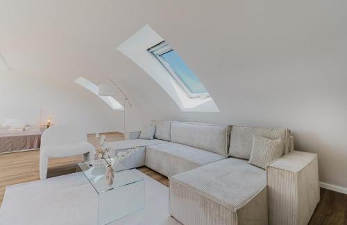 Mitte Apartment | 2 BR Penthouse Loft - WHIRLPOOL - TERRASSE - WIFI - ZENTRAL - KÜCHE - KAFFEE - PARKHAUS