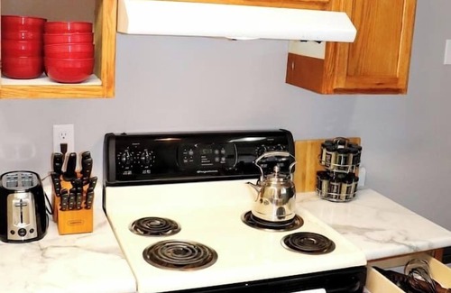 Aurora Apartment | 2 BR Stay MINS to Aurora Premium Outlets