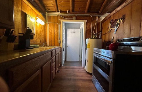 Applegate Cabin | 2 BR, walk to beach, volleyball