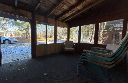 Applegate Cabin | 2 BR, walk to beach, volleyball
