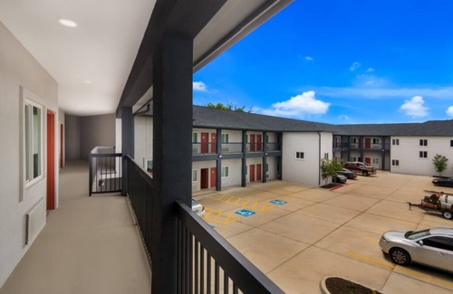 Forest Hill Hotel | 2 Budget-Friendly Rooms in Forest Hill with Easy Access to Local Attractions