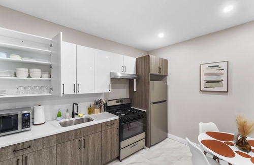 Upper Roseville Apartment | 2 Cali King bds Save on 3Day Close > NY & Train