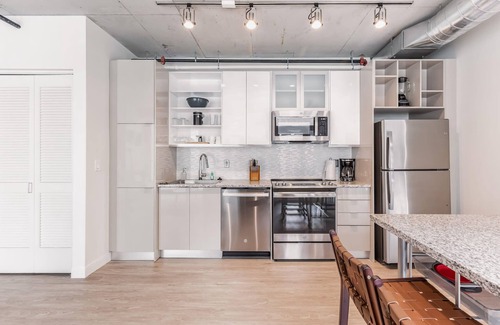 Gateway District Apartment | 2 Centrally Located DT Luxury studios at City Club