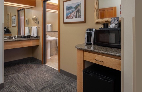 Vancouver Hotel | 2 Charming Lodge-Style Rooms w/Heated Pool & Courteous Staff