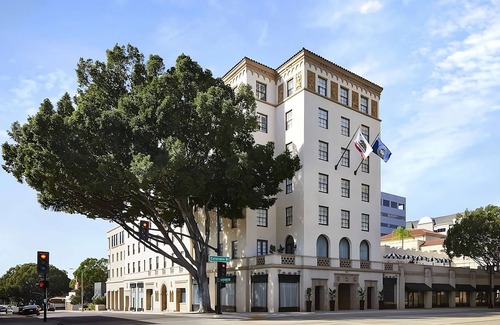 Pasadena Hotel | 2 Classic Units, Pool, Pets Are Allowed, Close to Pasadena Convention Center!