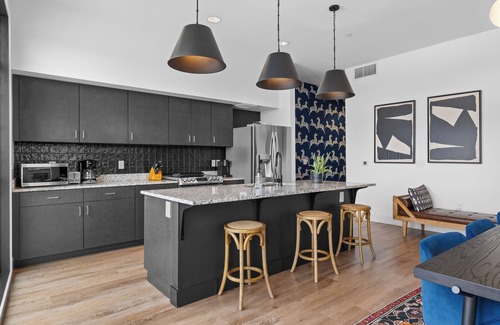 Melrose Condo | 2 Condos- 8 Min to Broadway-Rooftop Views-5 King