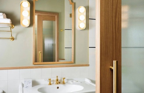 Hyde Park Hotel | 2 Convenient Rooms With Kitchenette In Hyde Village, Pets Are Allowed!