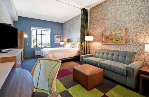 Jekyll Island Hotel | 2 Convenient Units w/FREE Breakfast, Pets Allowed. Close to Glory Beach!