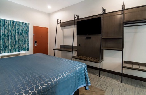 Forest Hill Hotel | 2 Cozy Two Queen Rooms, Scottish Inns, Ideal for Families Visiting Fort Worth