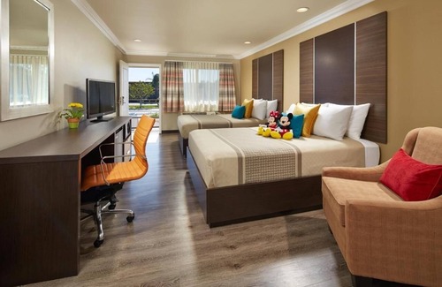 Anaheim Resort Hotel | 2 Cozy Units – Perfect for Groups, Steps to Disneyland w/Pool & Onsite Parking!