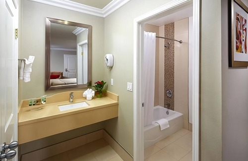 Anaheim Resort Hotel | 2 Cozy Units – Perfect for Groups, Steps to Disneyland w/Pool & Onsite Parking!