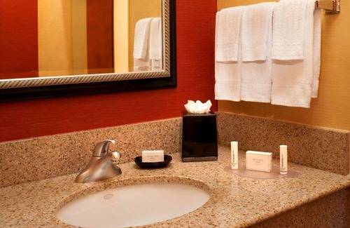 Auburn Hills Resort | 2 Deluxe King Units, Perfect for Families, Indoor Swimming Pool & Pet-friendly!