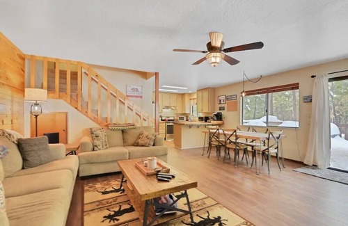 Arnold Cabin | 2 Dog Lodge · 2 Dog Lodge, 4-Season Dog Friendly Cabin + yard