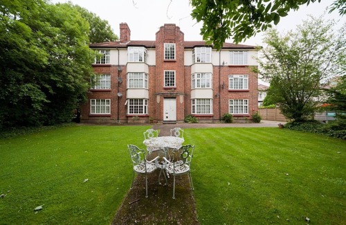 Hale Apartment | 2 Double bed apartment in quiet area North London