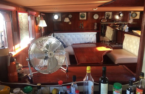 Sete Boat Rental | 2 double cabins and 1 triple cabin on 35m mainsail