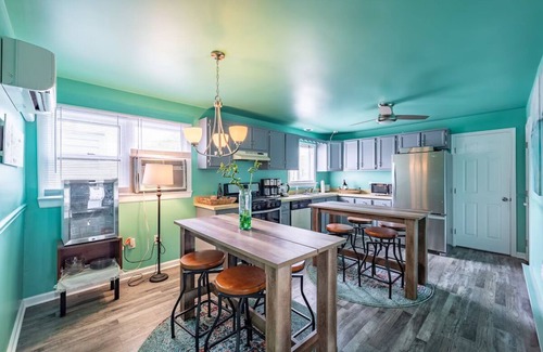 Rehoboth Beach House | 2 Double Queen Rooms | Ocean Glass Inn | Free Parking and Breakfast