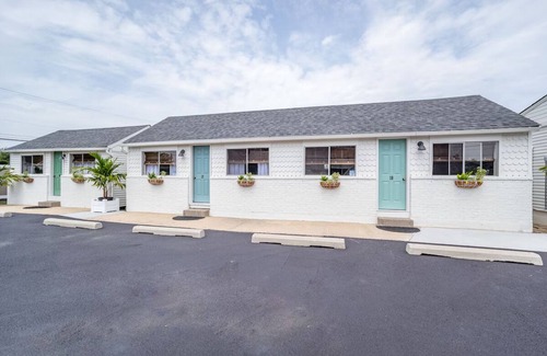 Rehoboth Beach House | 2 Double Queen Rooms | Ocean Glass Inn | Free Parking and Breakfast
