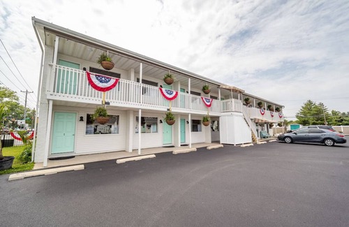 Rehoboth Beach House | 2 Double Queen Rooms | Ocean Glass Inn | Free Parking and Breakfast