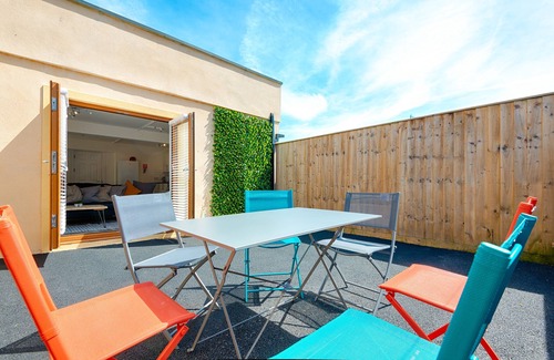 St. Thomas House | 2 Ensuites, Garden, Smart TV's In All Rooms!