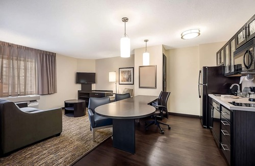 Clearwater Hotel | 2 Family-friendly Suites w/Fully-equipped Kitchens! Pool Onsite! Pets Allowed!