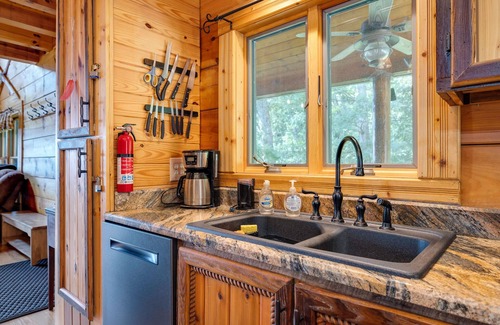 Luray Cabin | 2 Family Log Cabin ❃ A+ Vistas ❃ Starlink ❃ Fire Pit ❃ 15 miles to National Park