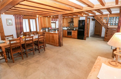 Haverfordwest Cottage | 2 FENTON HOME FARM, pet friendly, with hot tub in Haverfordwest