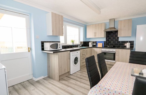 Alford Cottage | 2 FIELDVIEW, pet friendly, country holiday cottage in Sutton-On-Sea