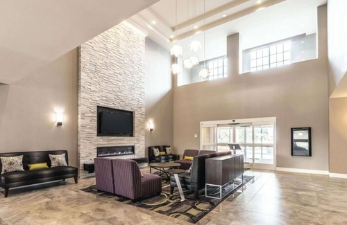 Arlington Hotel | 2 Full Beds w/Full-Sized Sleeper Sofa, La Quinta Inn, Dive in Nearby Adventures