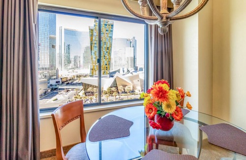 Las Vegas House | 2 Great Spaces w/Kitchen Right on the Strip! Near High Roller