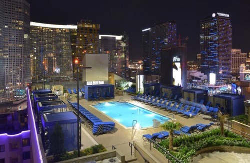 Las Vegas House | 2 Great Spaces w/Kitchen Right on the Strip! Near High Roller