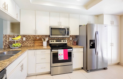 Palm Desert Condo | 2 Guest Rooms on Tee Box #2 in PVCC! Platinum membership; Tennis, Pickleball!