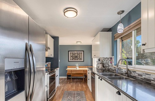 Littleton House | 2 Homes | 10 Bedrooms | 15 min walk apart