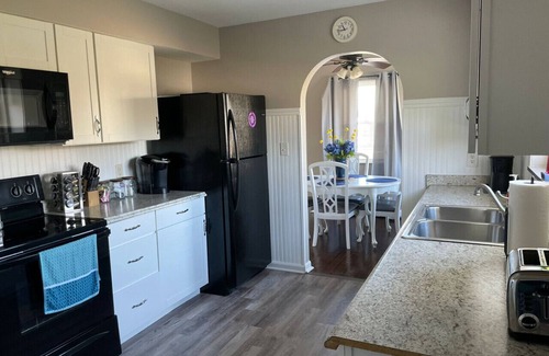Otterbien Home House | 2 Homes for large group/Hot Tub & Close to all