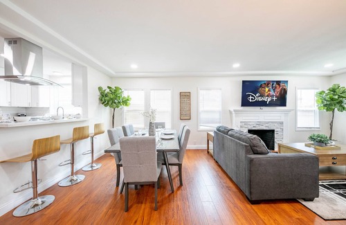Alhambra House | 2 Homes on One Property, near DTLA 6bd-3ba, btw Disney & Hollywood!